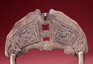 Detalje af undersiden af Killamery-brochen, Killamery, County Kilkenny, sølv fra vikingetiden med guld-, glas- og ravdetalje af 390433